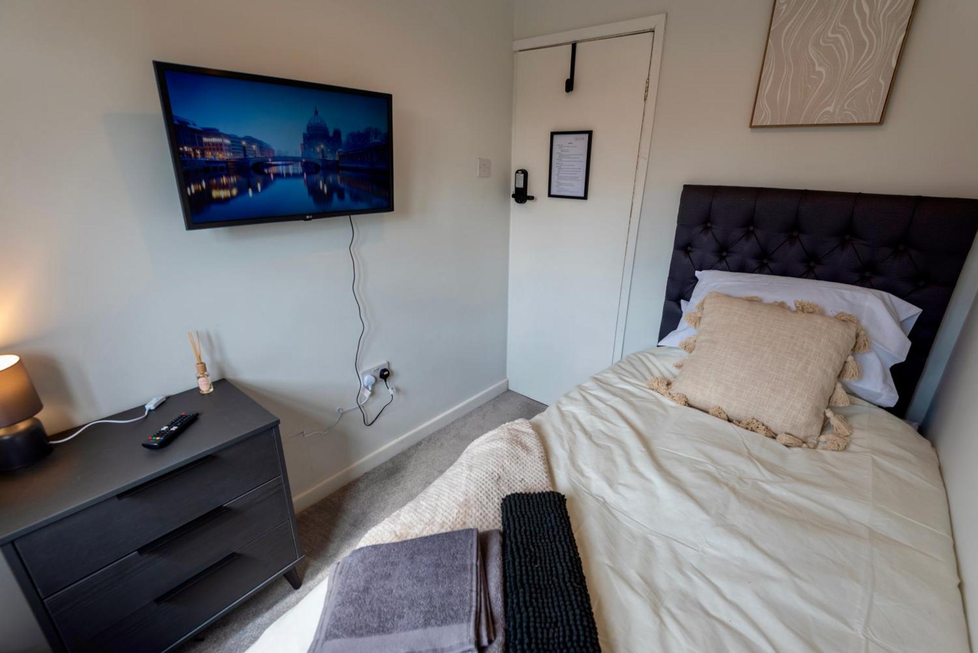 Single Room In Brand New 5 Bedroom Home BW Room 2 Solihull Kültér fotó
